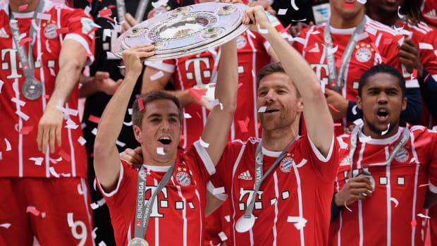 lahm-alonso-bayern-farewell.jpg